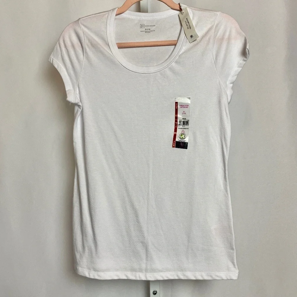 💙5/$15 NWT No Boundaries Womenʻs White Short Sleeve Scoop Neck Tee Medium
